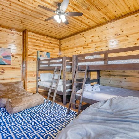 Smokey'S Paradise By Avantstay Sleeps 22 Pool Севьервилл Экстерьер фото