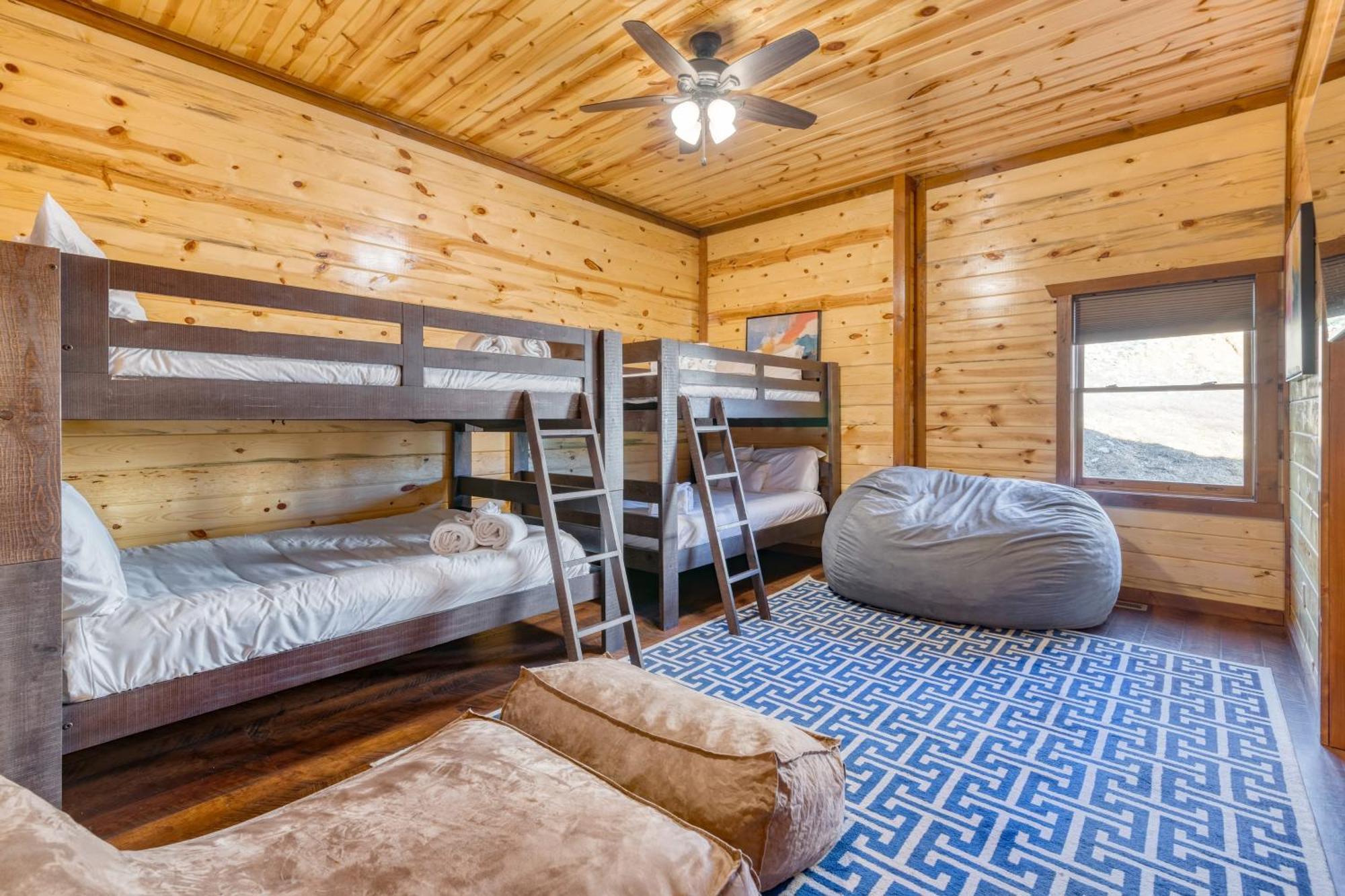 Smokey'S Paradise By Avantstay Sleeps 22 Pool Севьервилл Экстерьер фото