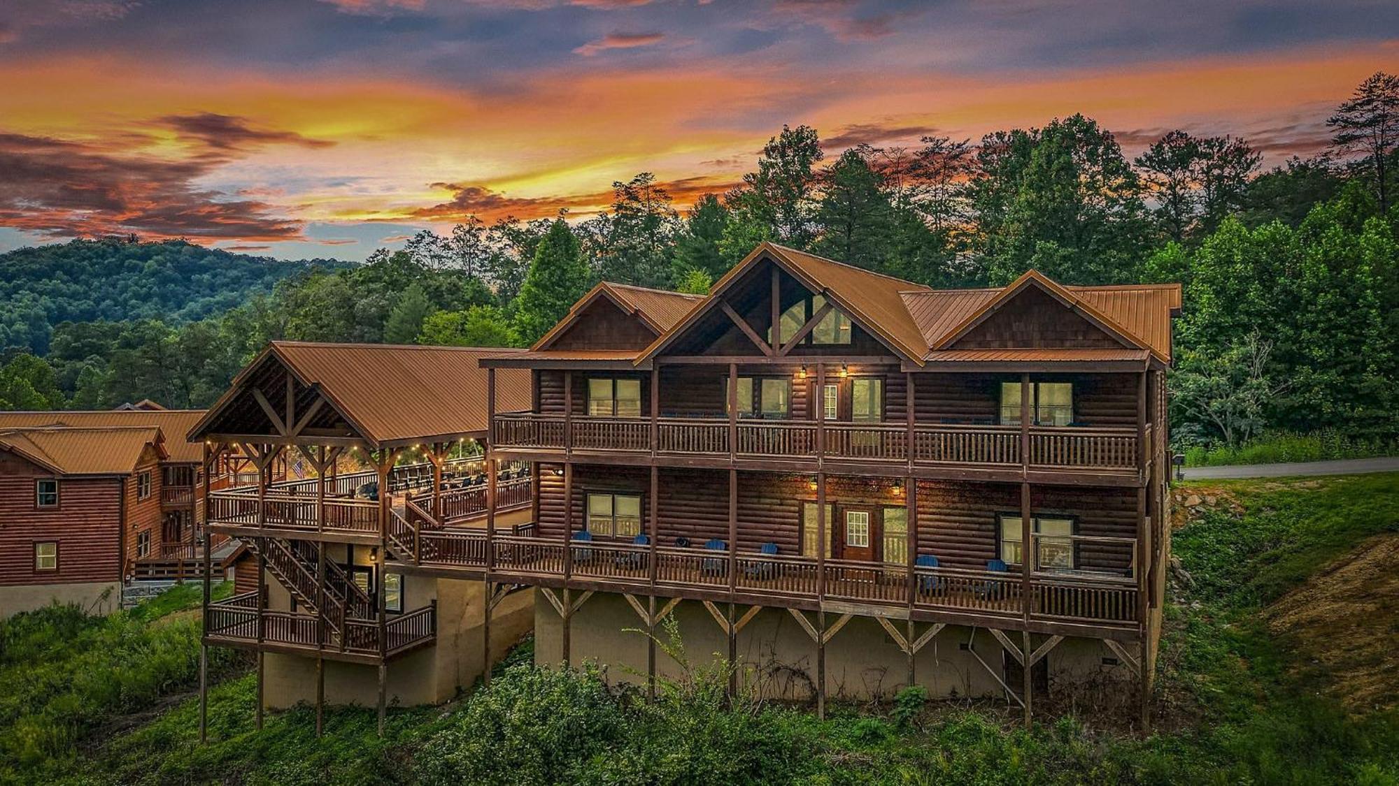 Smokey'S Paradise By Avantstay Sleeps 22 Pool Севьервилл Экстерьер фото